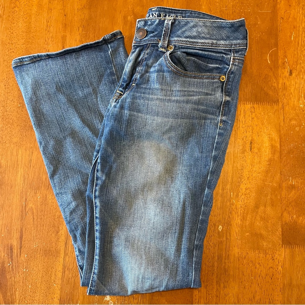 Women’s 6 SHORT American Eagle Flare Jeans